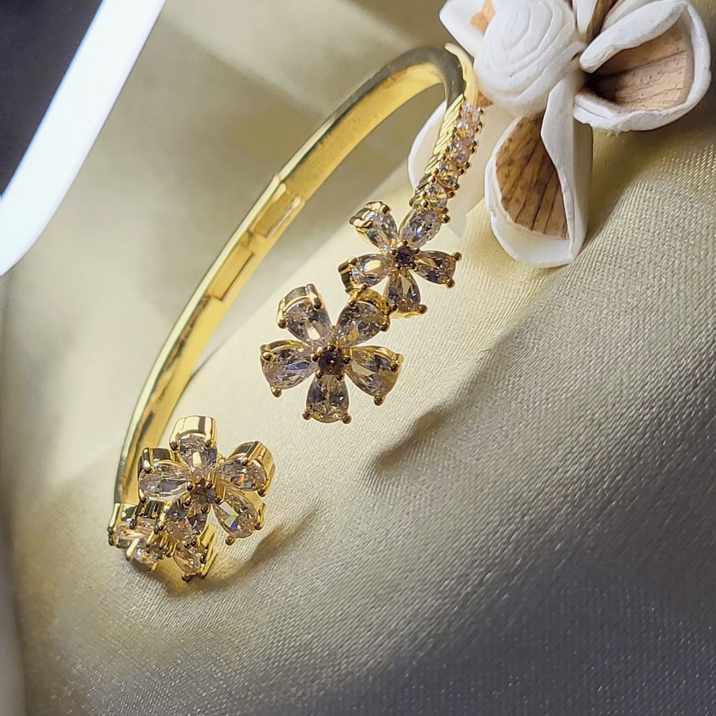 Premium Flower Motif Bracelet