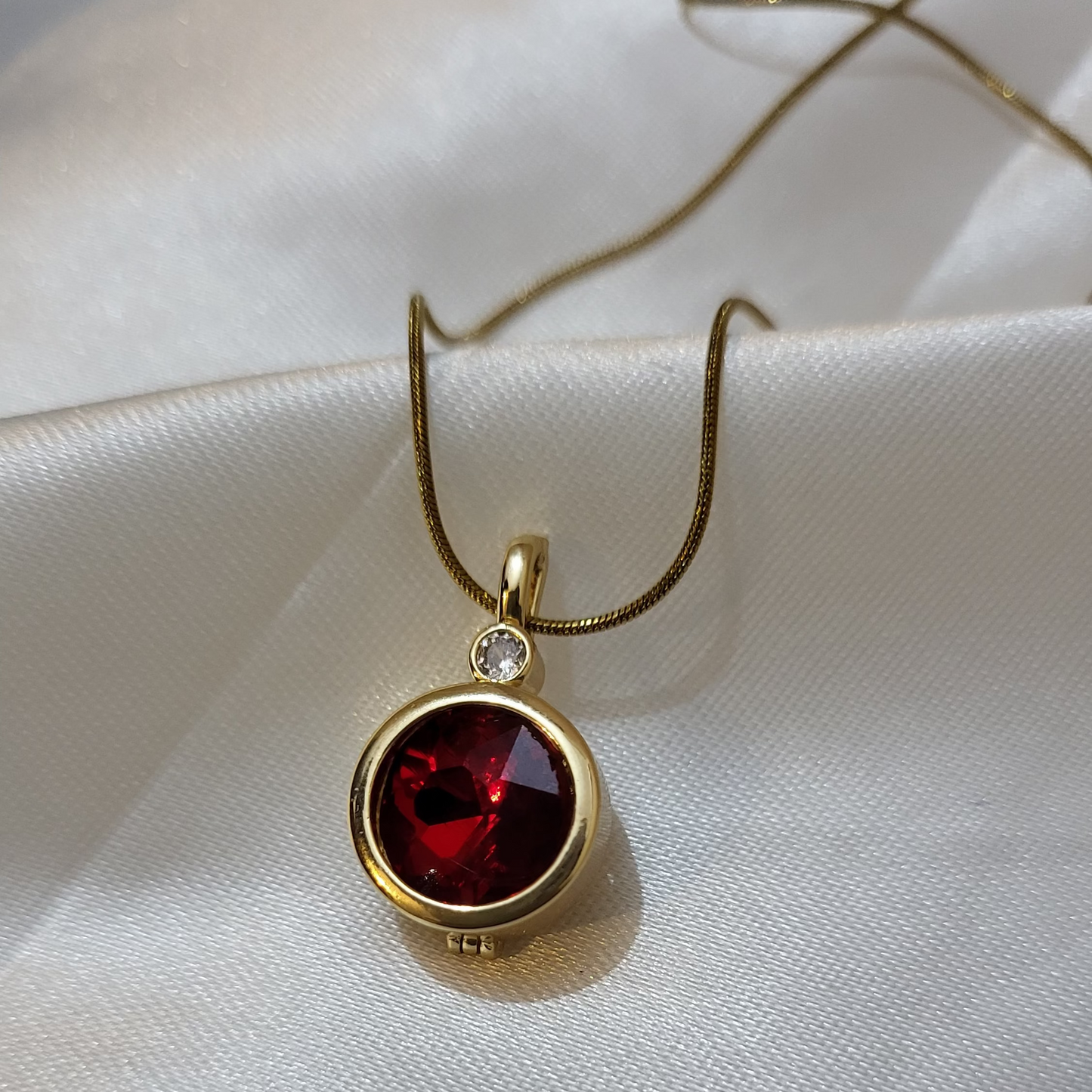 Reversible Pendent Chain