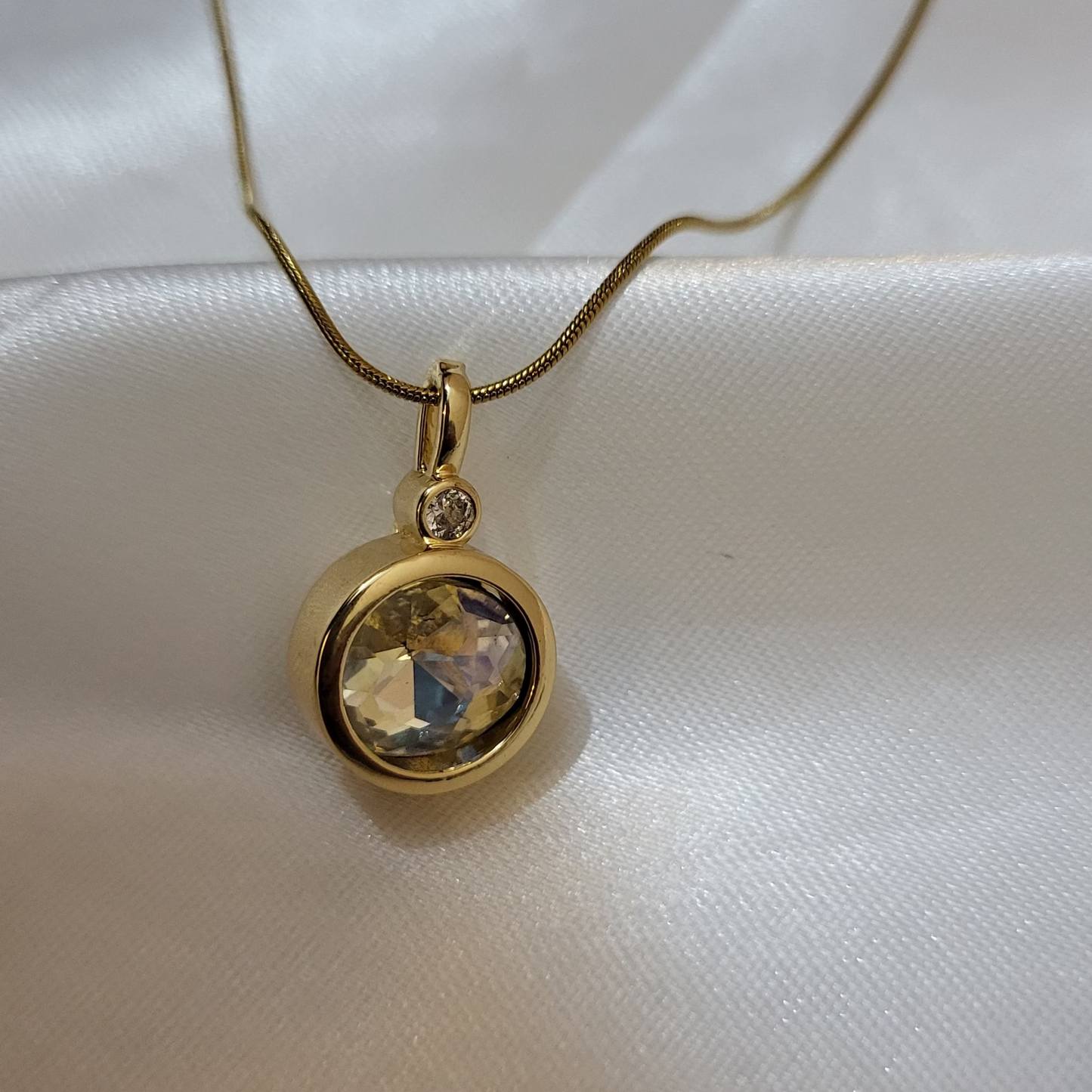 Reversible Pendent Chain