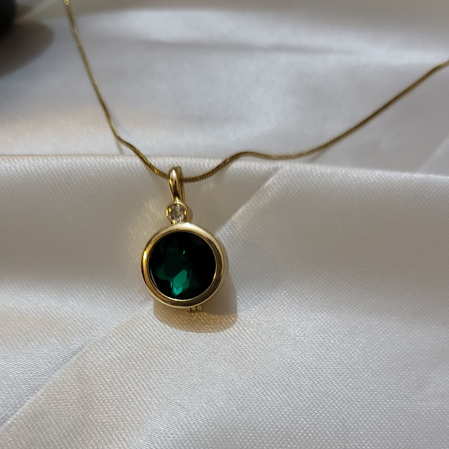 Reversible Pendent Chain
