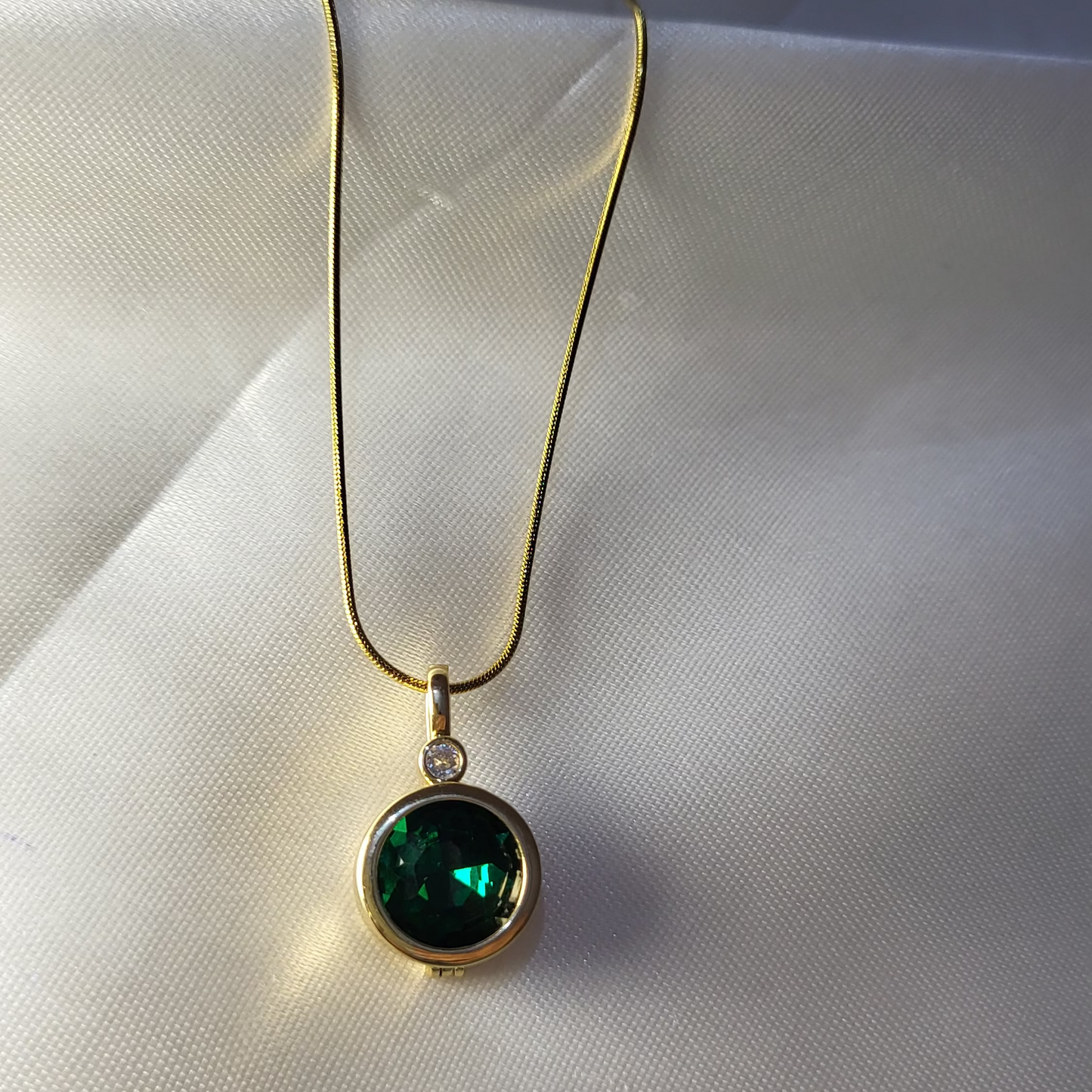 Reversible Pendent Chain