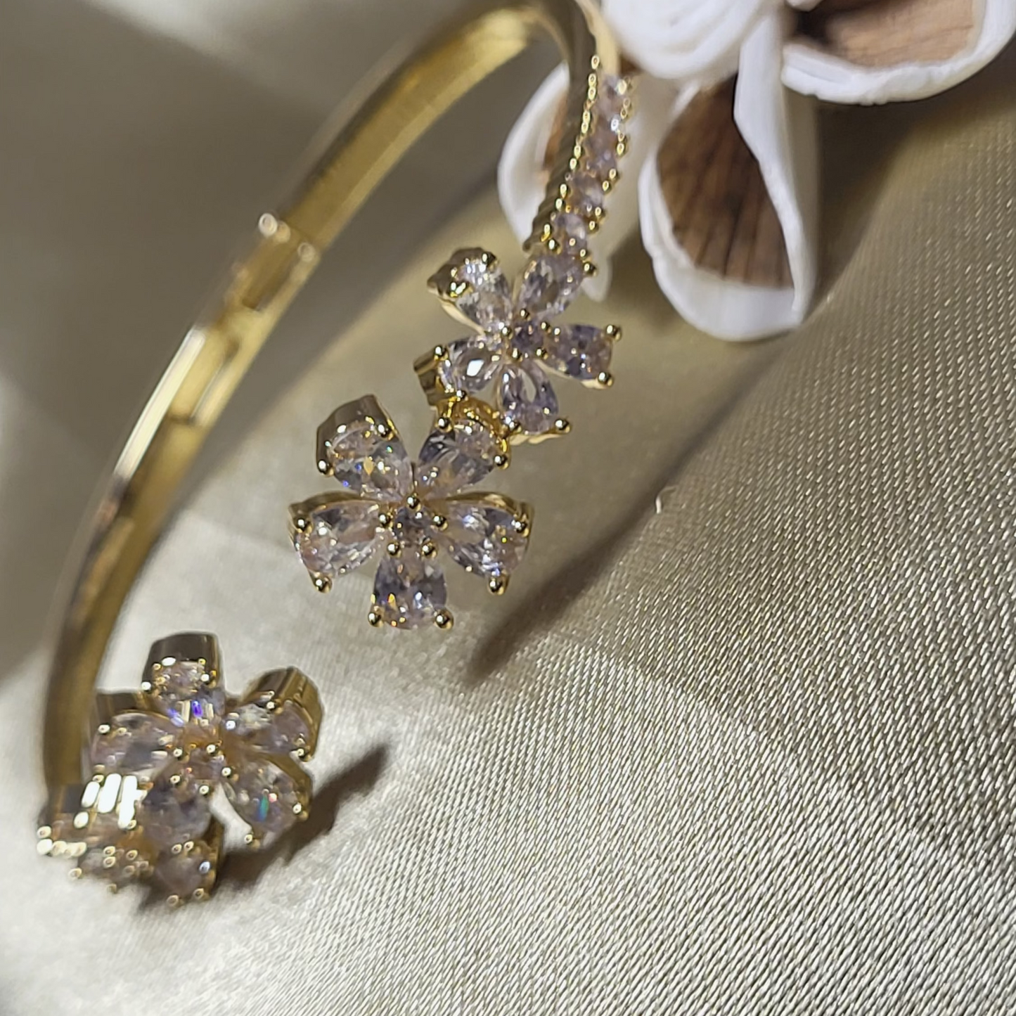 Premium Flower Motif Bracelet